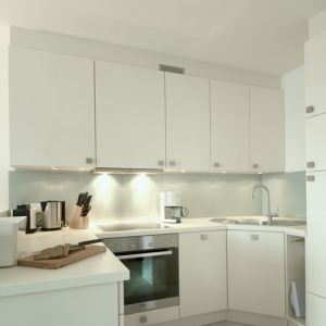 Die hochwertigen Küchen mit Miele Geschirrspüler, Backofen und Ceran-Kochfeld, Kühl-/Gefrierkombination sind komplett ausgestattet mit Kaffeeautomat, Toaster, Eierkocher und Wasserkocher
