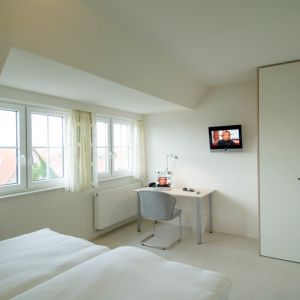 Im Elternzimmer mit einem weiten Blick bis auf das Wattenmeer und zum Hafen